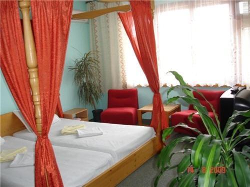 Family Hotel Natalis Hisarya Room photo